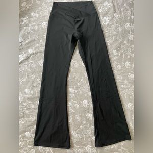 V waistband flare leggings